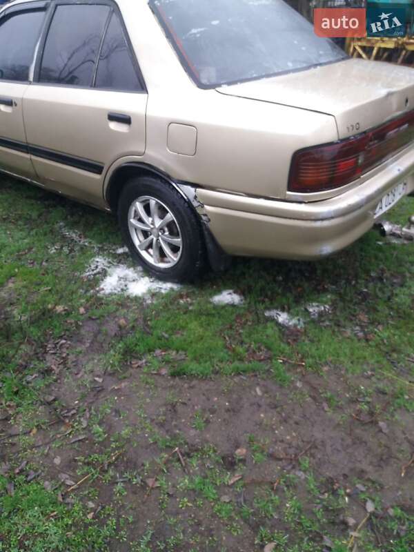 Седан Mazda 323 1992 в Новомиргороде