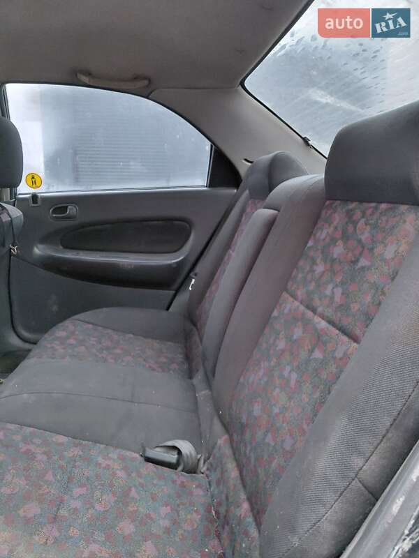 Седан Mazda 323 1997 в Черновцах