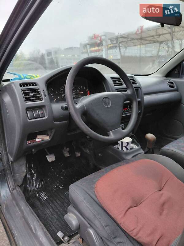 Седан Mazda 323 1997 в Черновцах