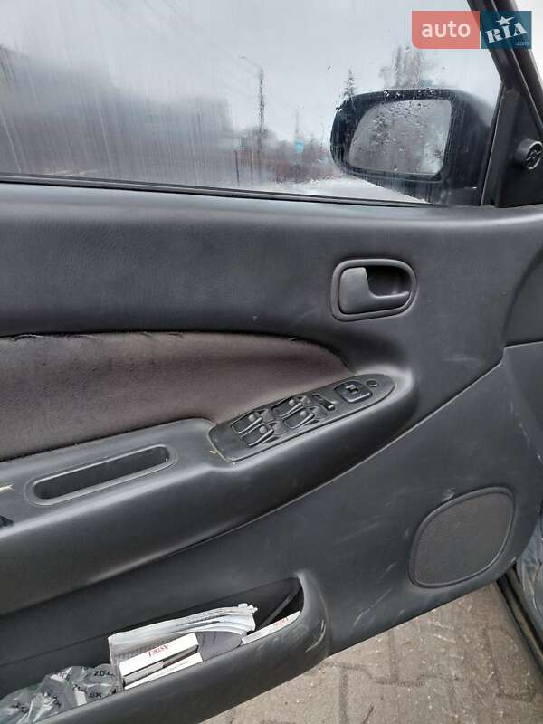 Седан Mazda 323 1997 в Черновцах