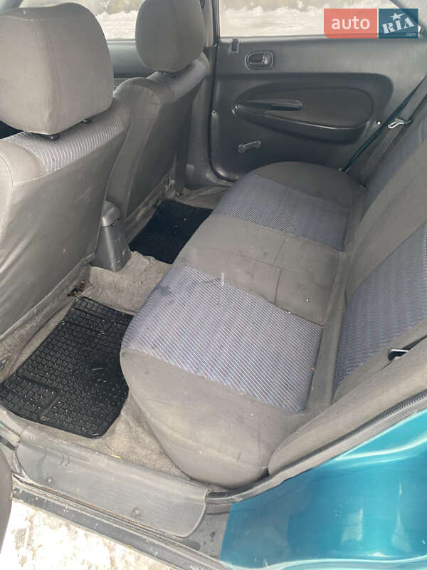 Седан Mazda 323 1996 в Черновцах