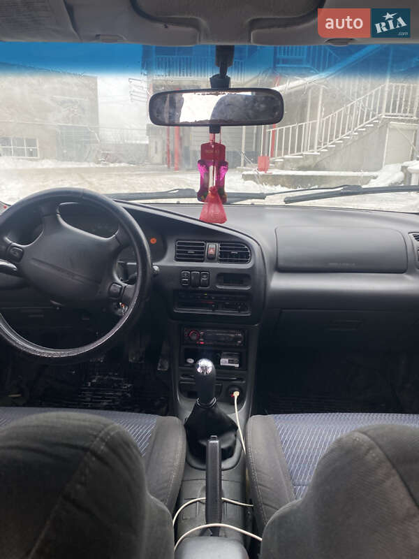Седан Mazda 323 1996 в Черновцах