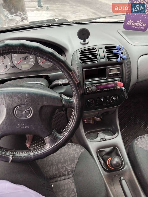 Седан Mazda 323 1999 в Уланові