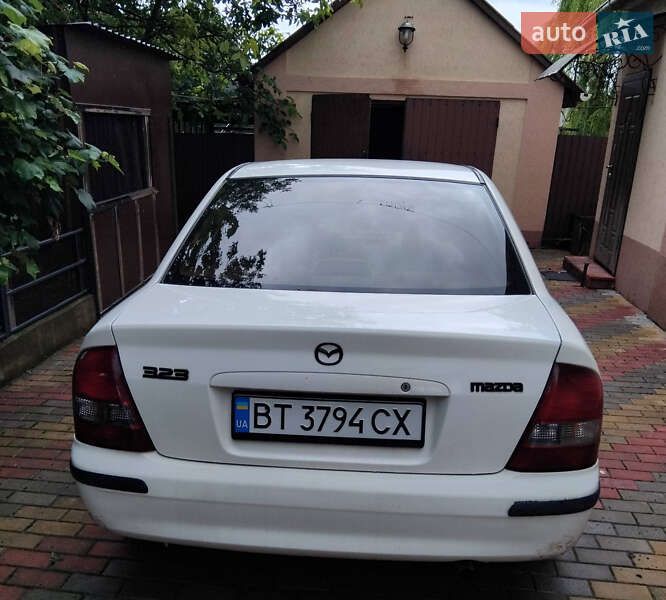 Седан Mazda 323 1999 в Уланові