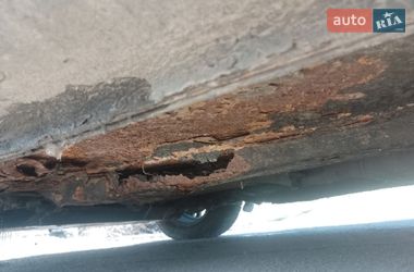 Седан Mazda 323 2002 в Ріпках