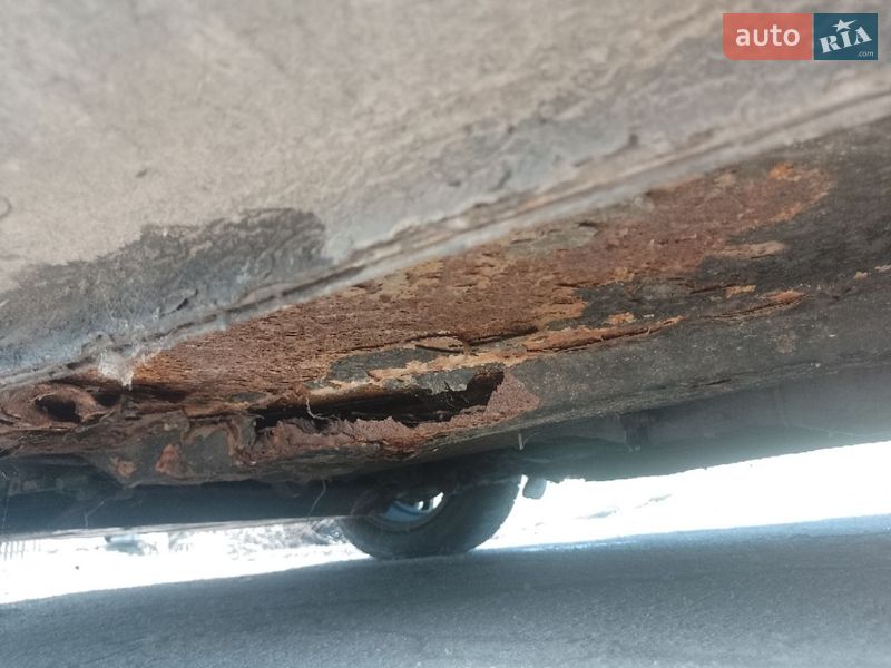 Седан Mazda 323 2002 в Ріпках