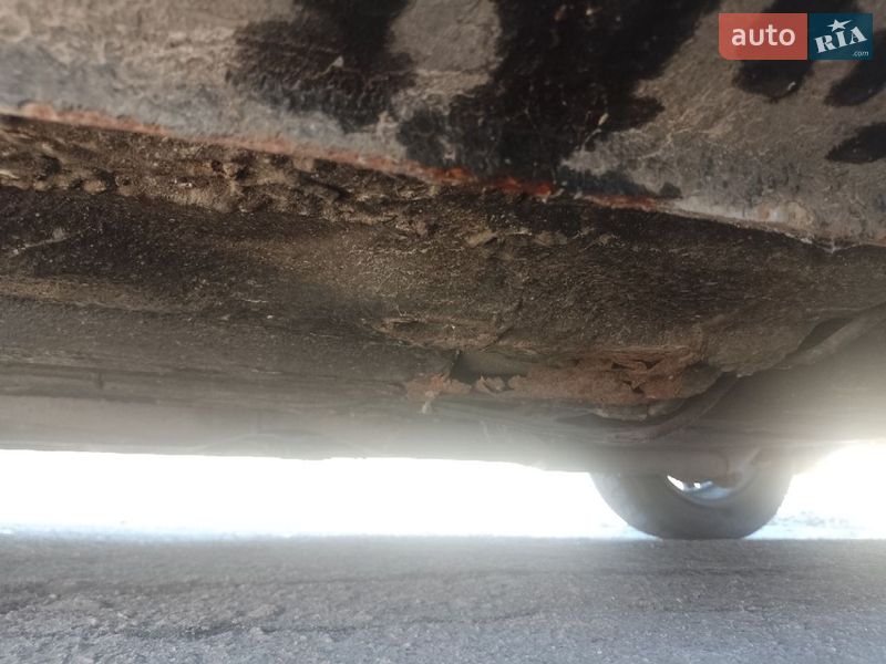 Седан Mazda 323 2002 в Ріпках