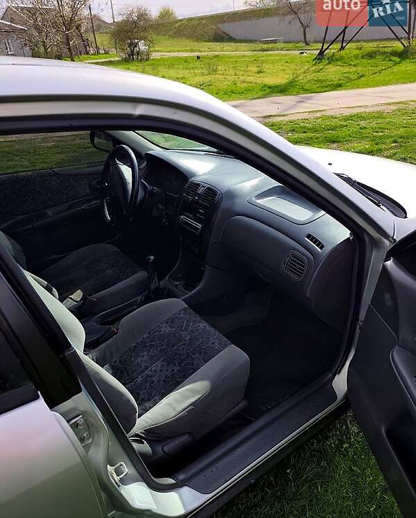 Седан Mazda 323 1998 в Вознесенске