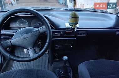Седан Mazda 323 1993 в Кременце