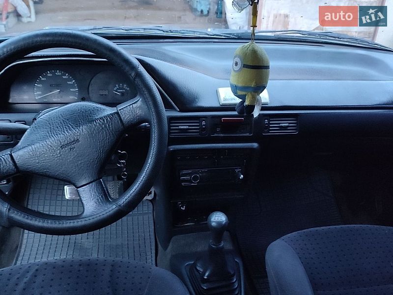 Седан Mazda 323 1993 в Кременце