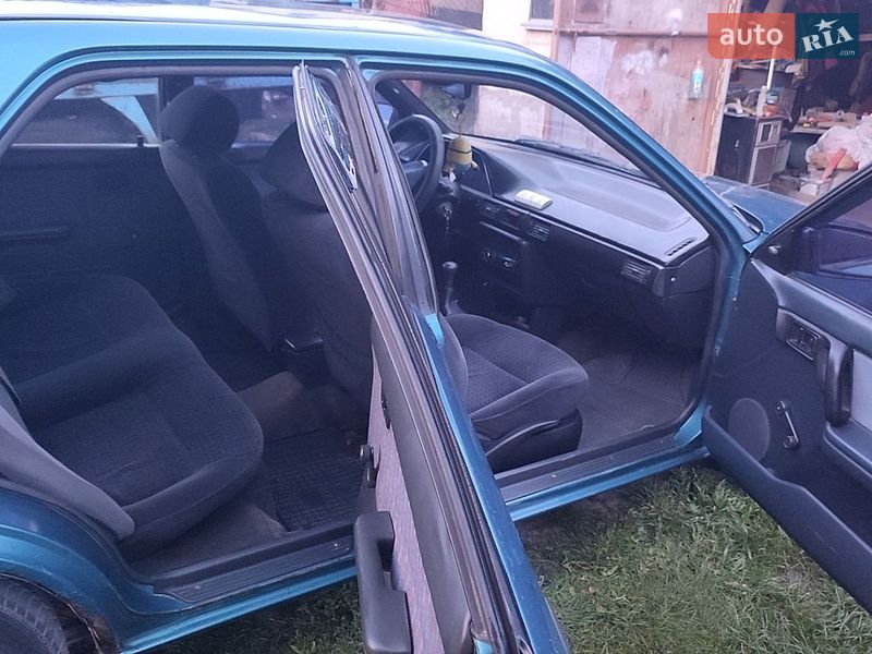 Седан Mazda 323 1993 в Кременце