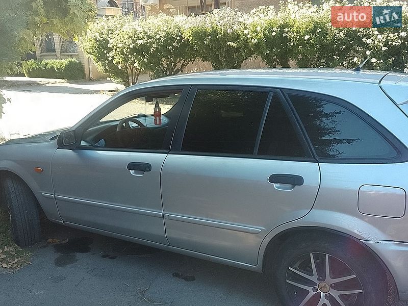 Хетчбек Mazda 323 2000 в Береговому