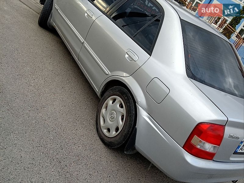 Седан Mazda 323 2002 в Львове