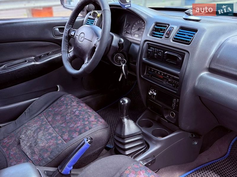 Седан Mazda 323 1998 в Одессе
