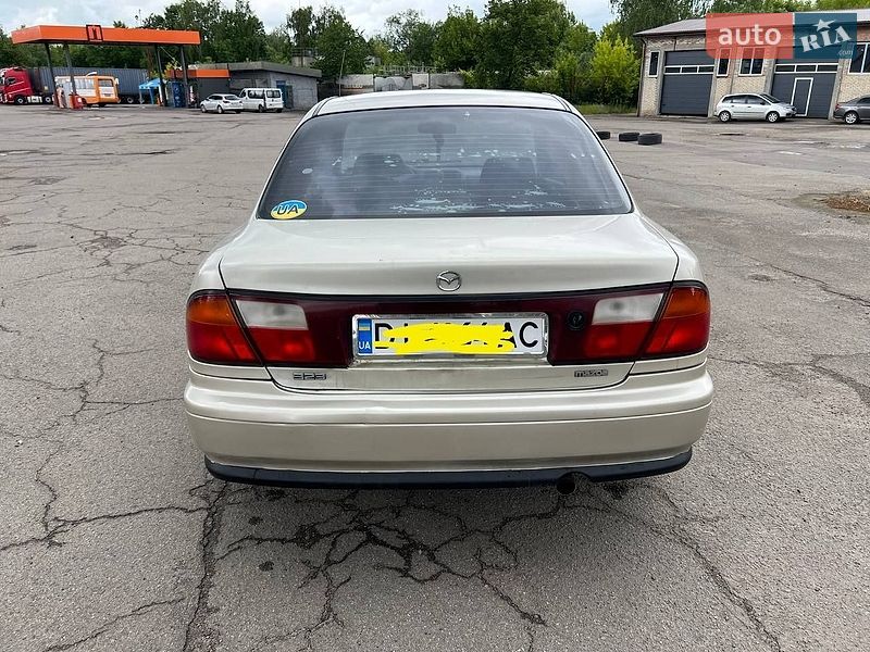 Седан Mazda 323 1997 в Нововолинську