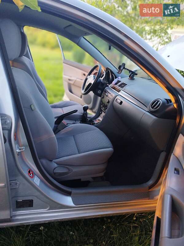 Хэтчбек Mazda 3 2004 в Новой Ушице