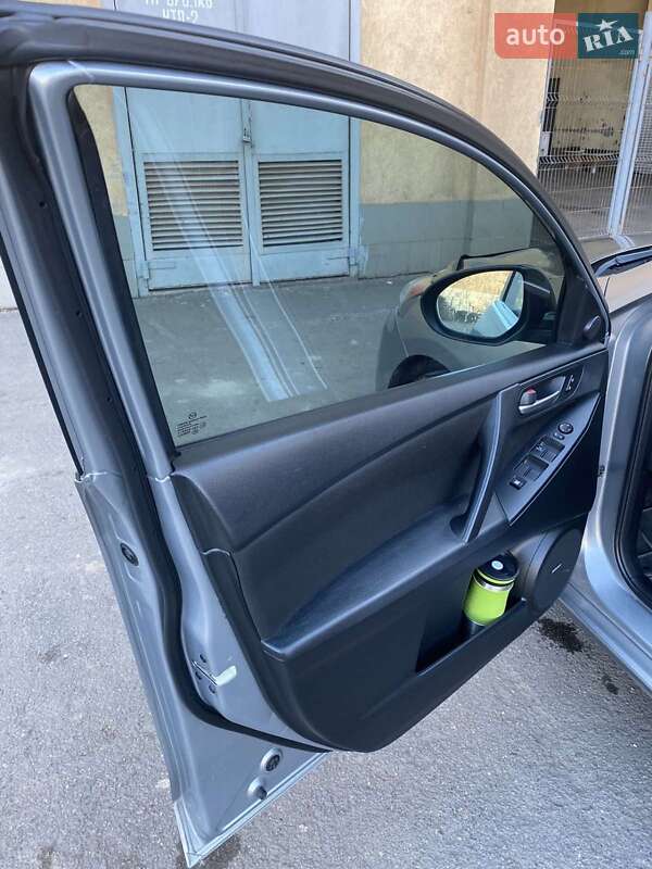 Седан Mazda 3 2012 в Кривому Розі