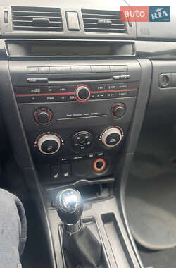 Седан Mazda 3 2004 в Нововолынске