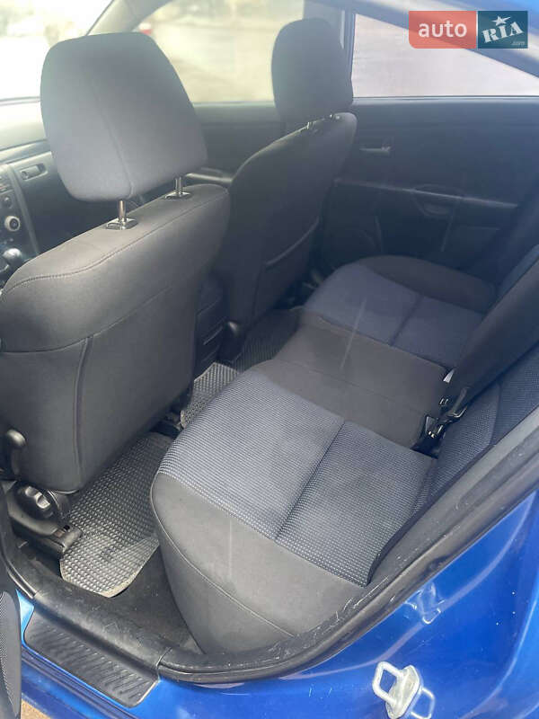 Седан Mazda 3 2004 в Нововолынске