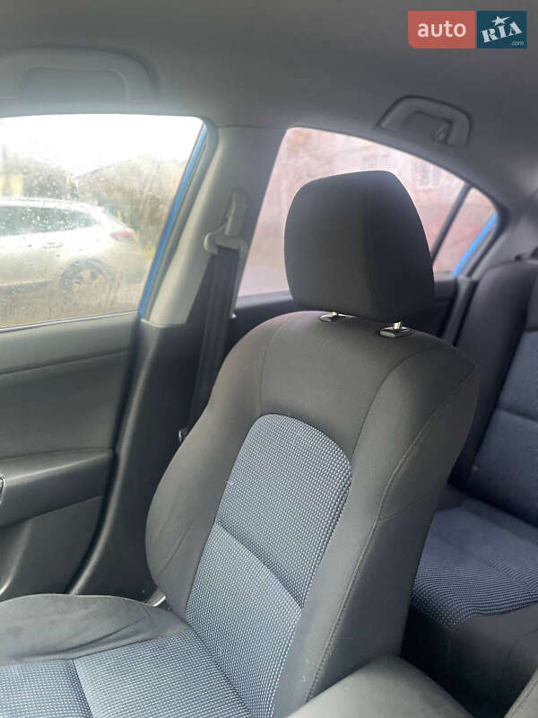 Седан Mazda 3 2004 в Нововолынске
