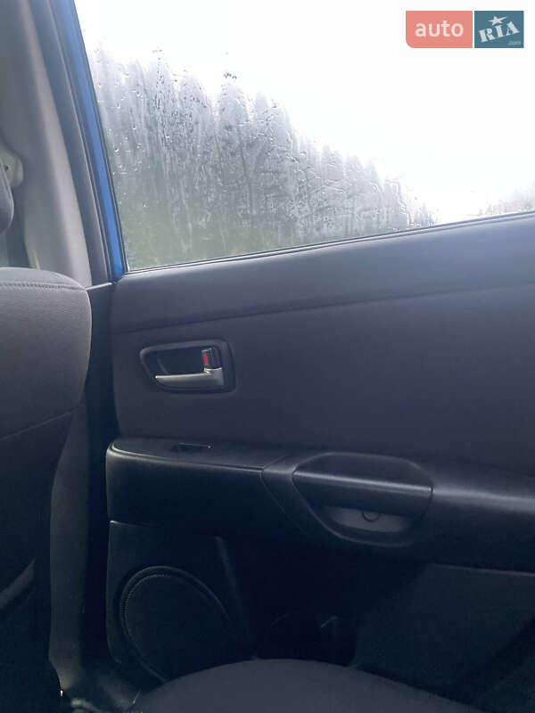 Седан Mazda 3 2004 в Нововолынске
