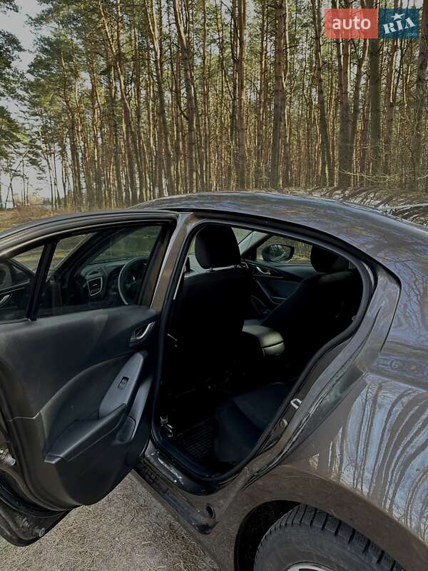 Седан Mazda 3 2016 в Звягелі