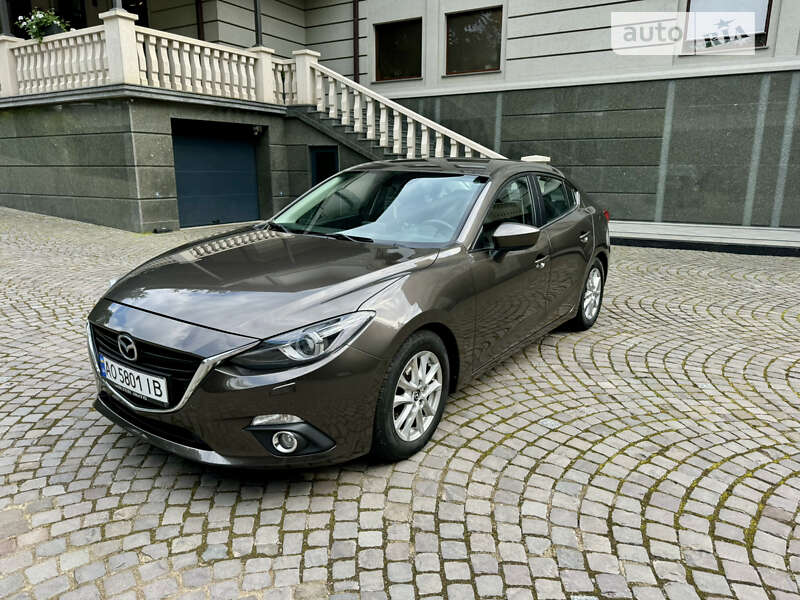 Седан Mazda 3 2015 в Ужгороді