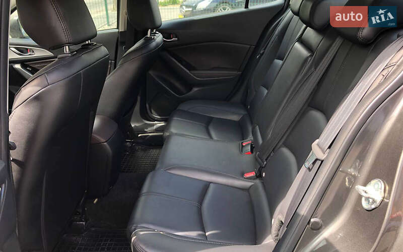 Седан Mazda 3 2018 в Черновцах