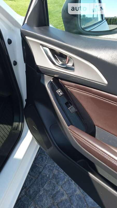 Седан Mazda 3 2016 в Дніпрі