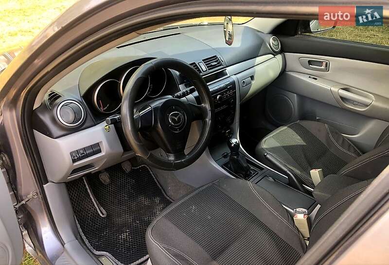 Хетчбек Mazda 3 2004 в Врадіївці