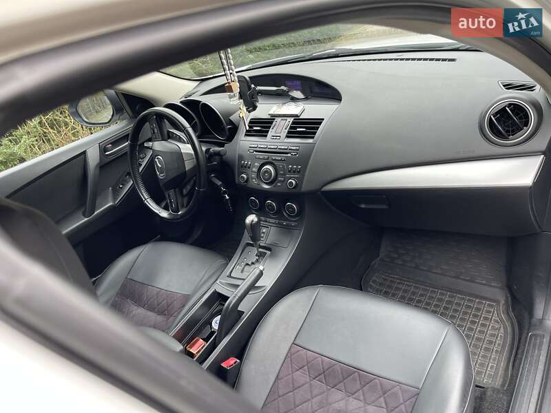 Седан Mazda 3 2011 в Коростене