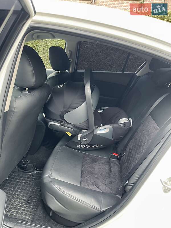Седан Mazda 3 2011 в Коростене