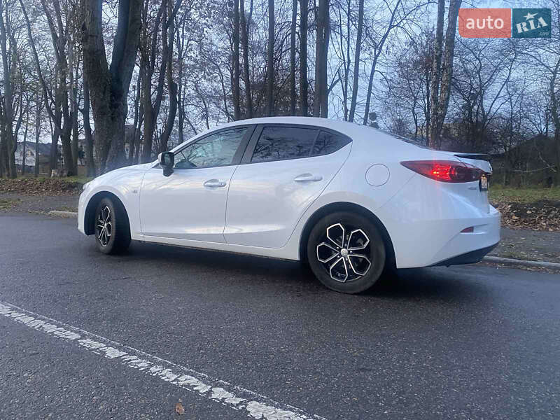 Седан Mazda 3 2016 в Черновцах