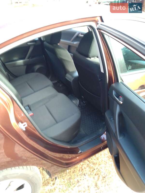 Седан Mazda 3 2011 в Шевченково