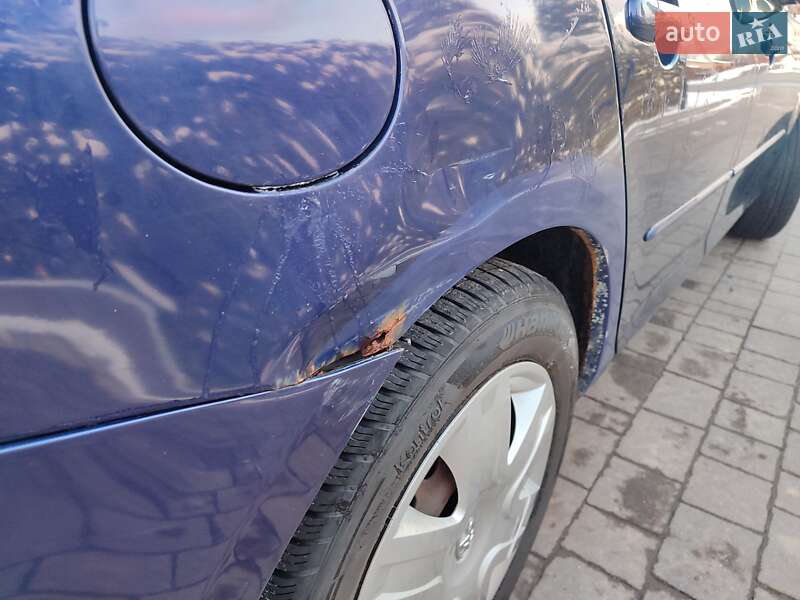 Седан Mazda 3 2004 в Долині