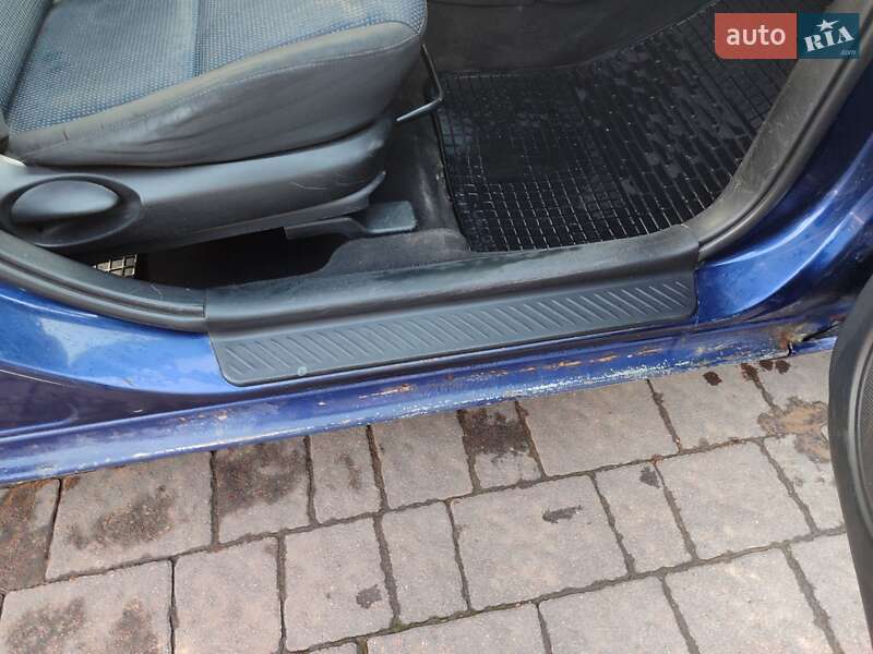 Седан Mazda 3 2004 в Долине