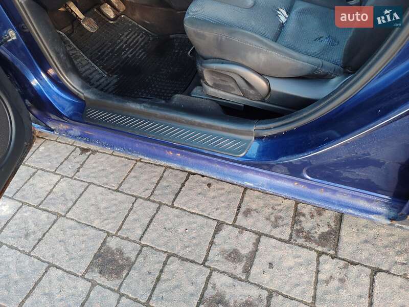 Седан Mazda 3 2004 в Долині
