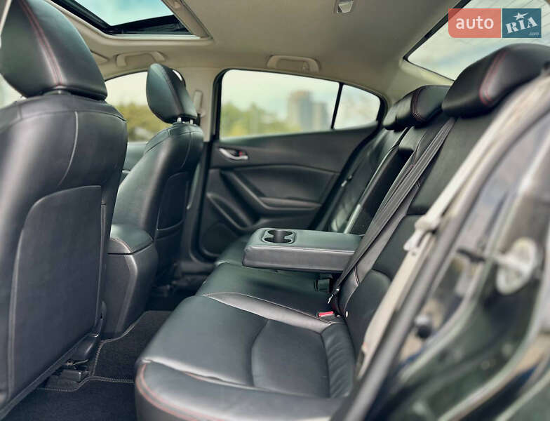 Седан Mazda 3 2015 в Днепре