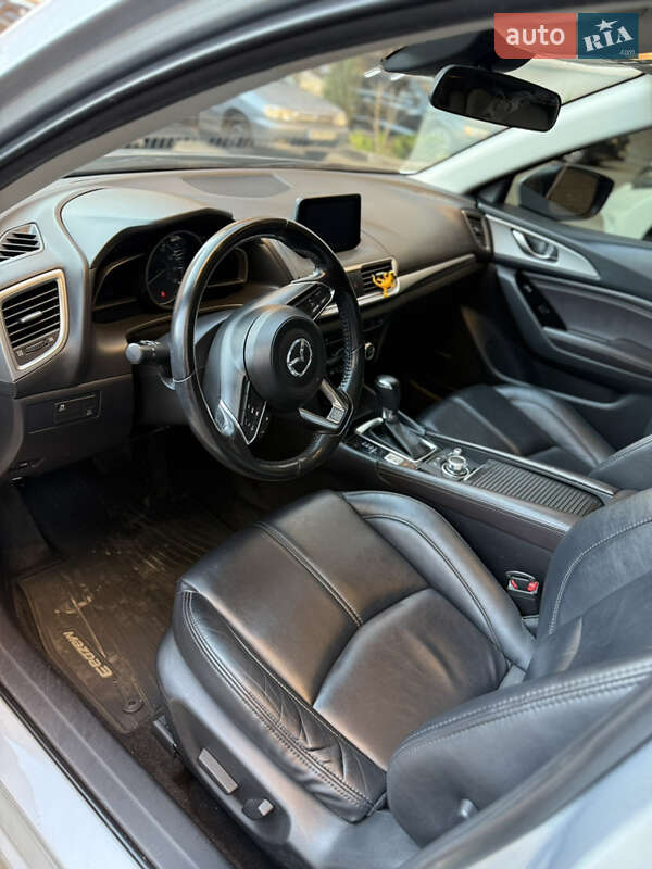 Седан Mazda 3 2016 в Дніпрі