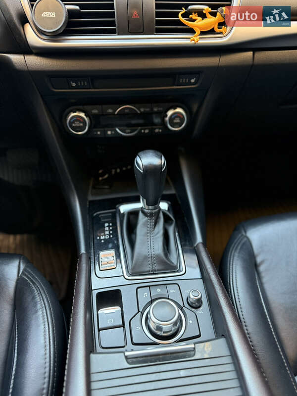 Седан Mazda 3 2016 в Дніпрі