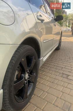 Седан Mazda 3 2004 в 