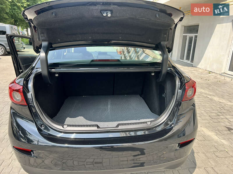 Седан Mazda 3 2018 в Киеве