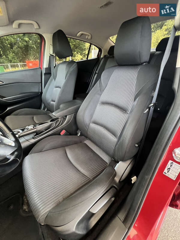 Седан Mazda 3 2015 в Прилуках