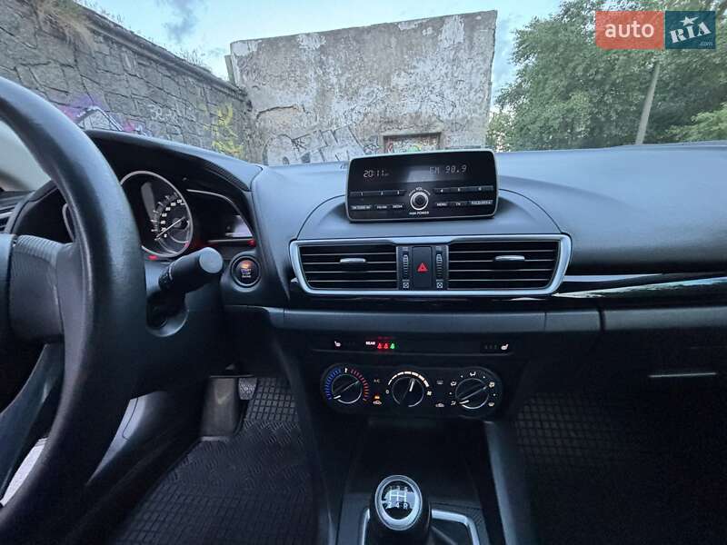 Седан Mazda 3 2015 в Днепре
