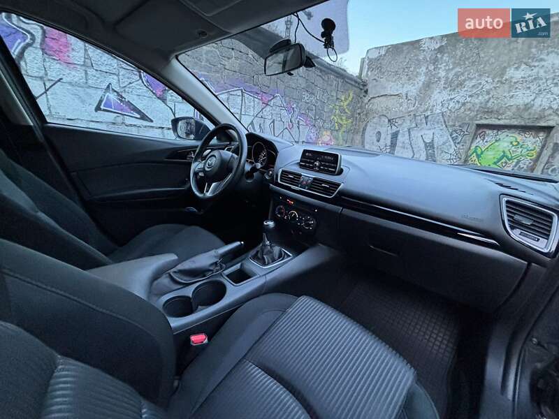 Седан Mazda 3 2015 в Днепре