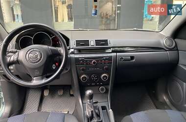 Седан Mazda 3 2004 в 