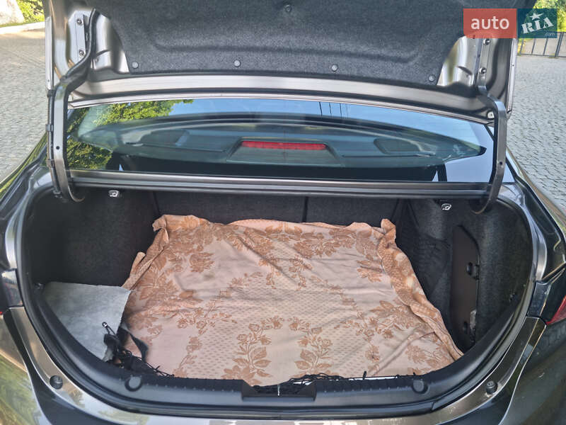 Седан Mazda 3 2013 в Чернівцях