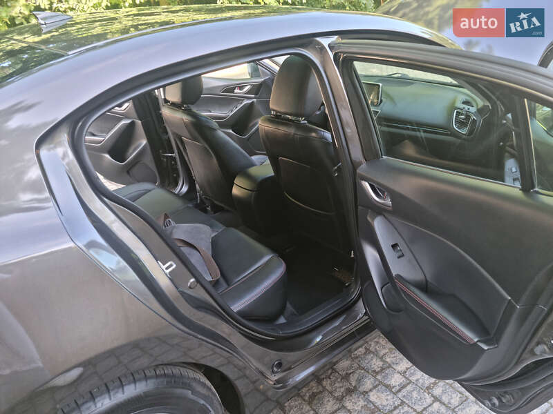 Седан Mazda 3 2013 в Чернівцях