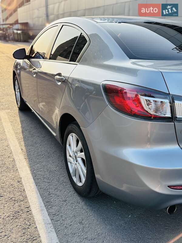 Седан Mazda 3 2013 в Днепре