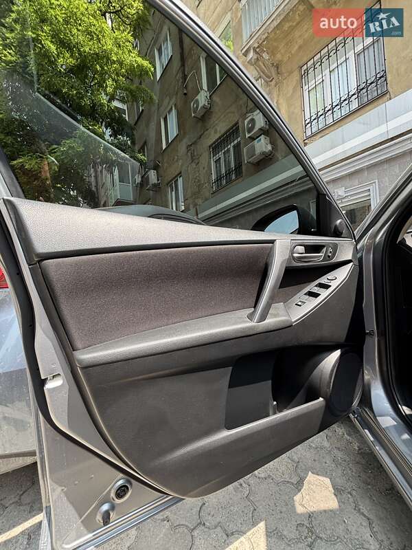 Седан Mazda 3 2013 в Днепре